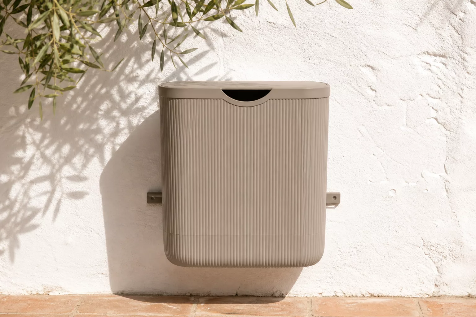 IKEA Gardsbutik Eimer wandmontiert an sonniger Hauswand im Garten
