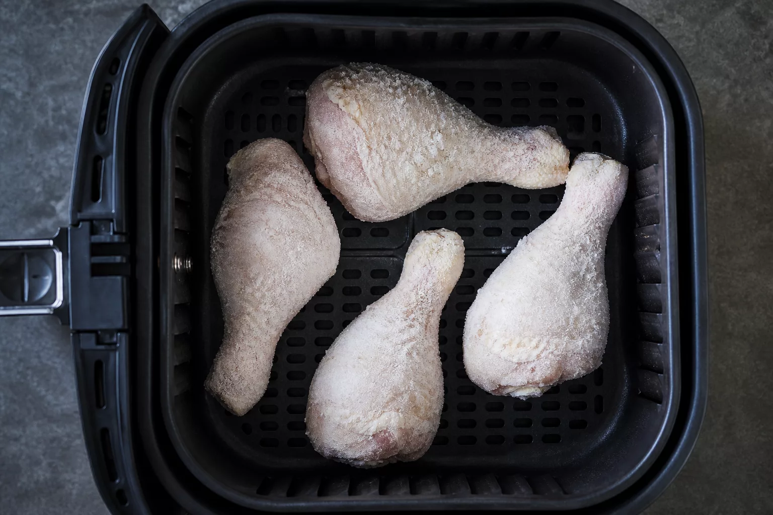TK-Hähnchenschenkel im Airfryer: gefroren direkt in den Korb gelegt