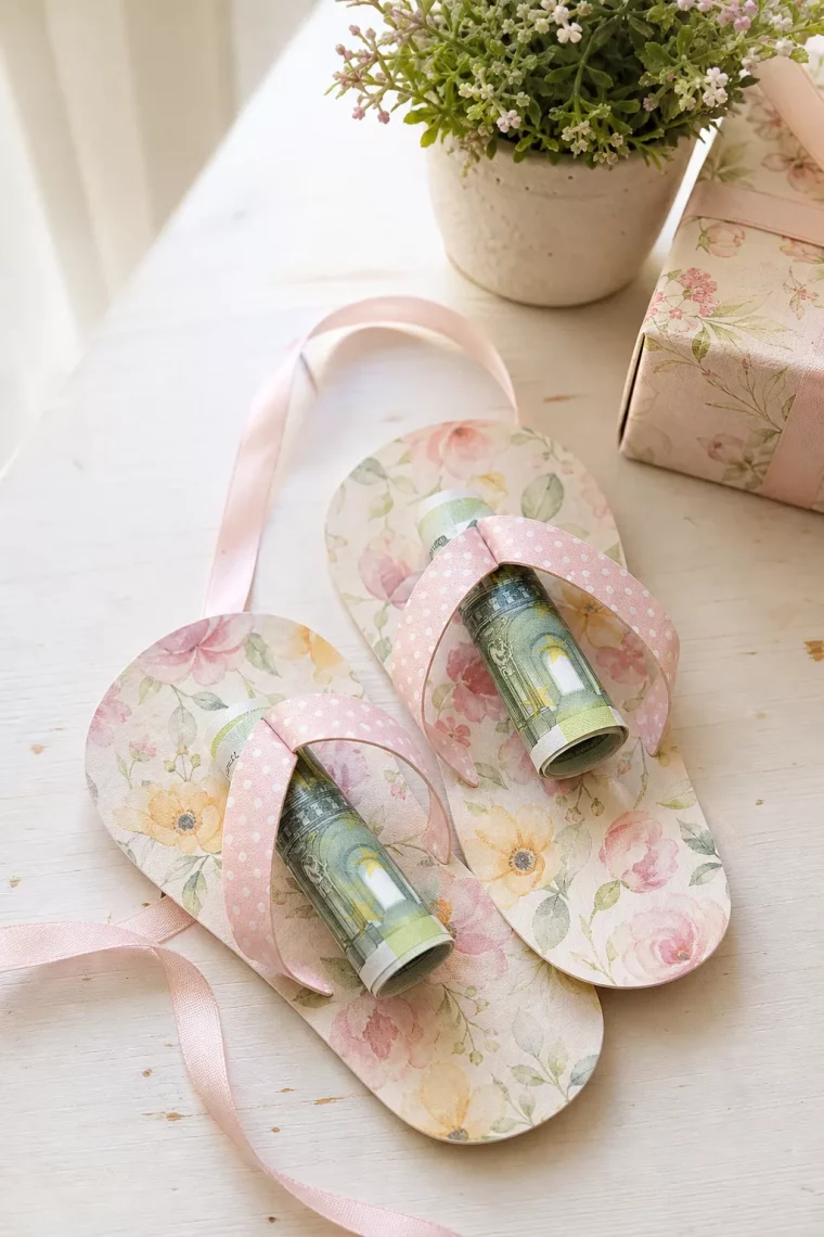 Blumige Geldgeschenk-Badelatschen als Geburtstagsgeschenk