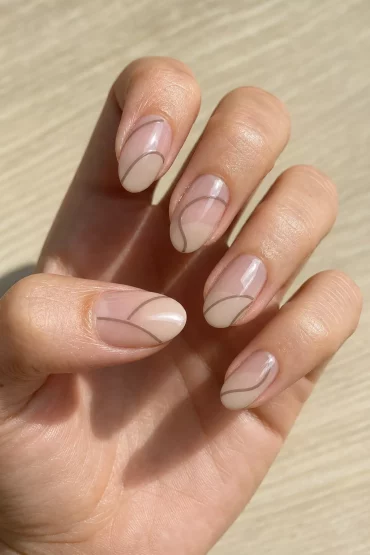Minimalistisches Negative-Space-Nageldesign mit transparenten Flächen