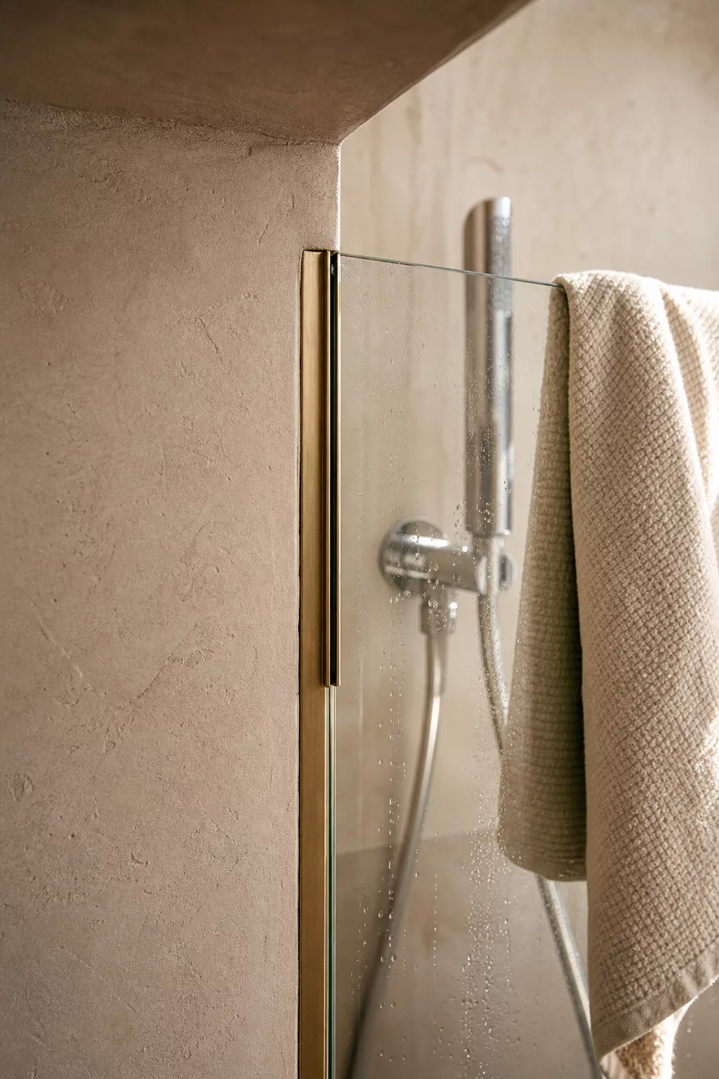 Übergang von Mauerwerk zu Glas in einer begehbaren Dusche