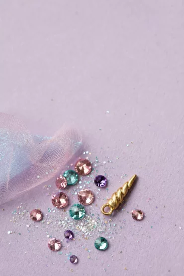 Glitzersteine und Deko für die Kinderschminke Einhorn