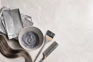 Utensilien für die Grey-Blending-Färbetechnik im Salon