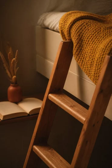 Warmes Licht und weiche Textilien am Hochbett