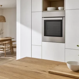 Backofen auf Augenhöhe im weißen Hochschrank eingebaut