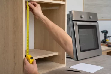 Maße für den Hochschrank-Einbau des Backofens werden ermittelt