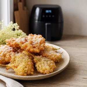 Gebackene Holunderblüten im Airfryer, knusprig und mit Puderzucker bestäubt
