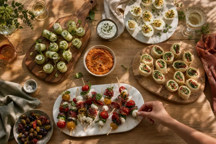 Buntes Buffet mit kaltem Fingerfood, vorbereitet für eine stressfreie Party