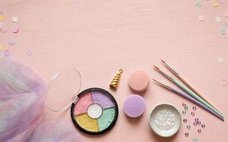 Materialien für Kinderschminke Einhorn: Farben, Pinsel und Glitzer