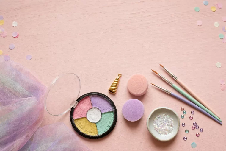 Materialien für Kinderschminke Einhorn: Farben, Pinsel und Glitzer