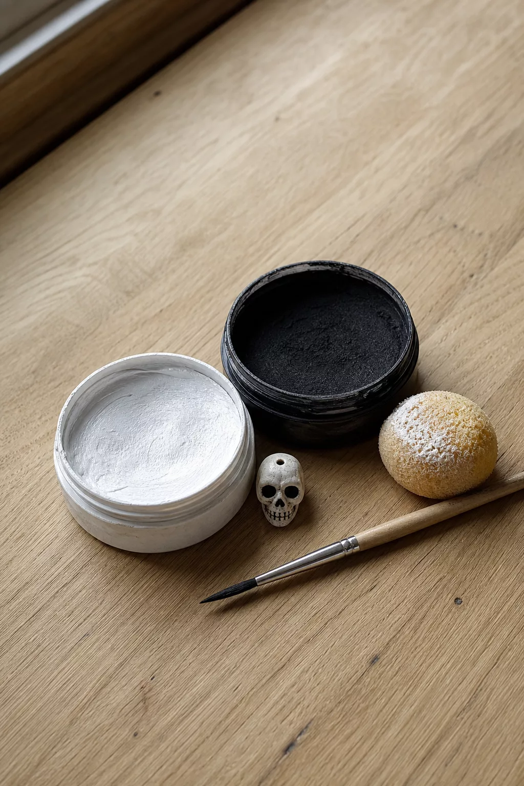Weiße und schwarze Skelett-Schminkfarbe mit feinem Pinsel