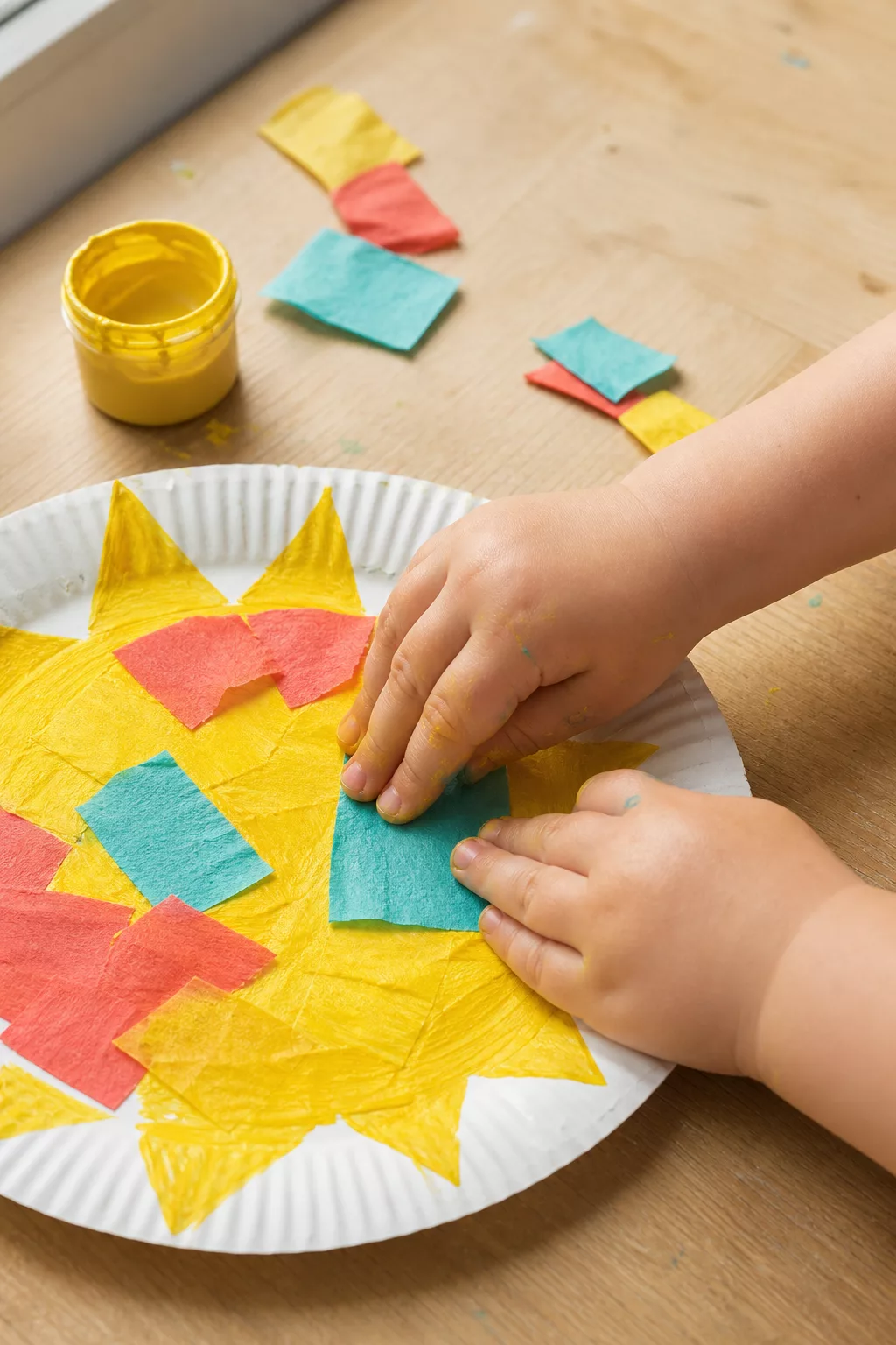 Kleinkinderhände beim Basteln mit 2-jährigen Kindern im Sommer