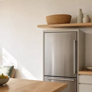 Platz über dem Kühlschrank nutzen mit offenem Holzregal und Körben