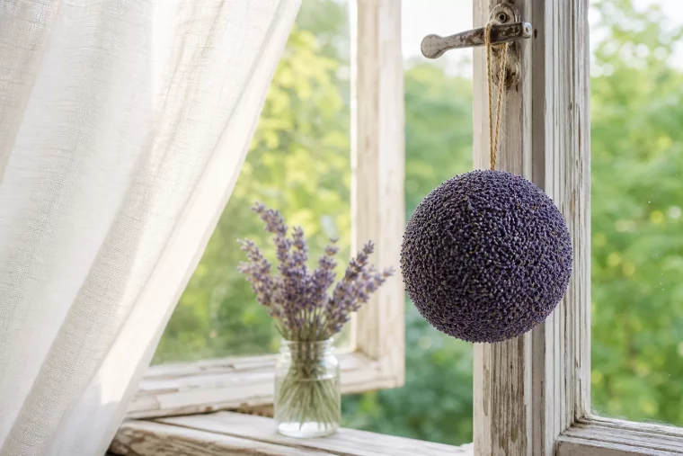 Lavendelkugel basteln als Hängedeko vor sonnigem Fenster
