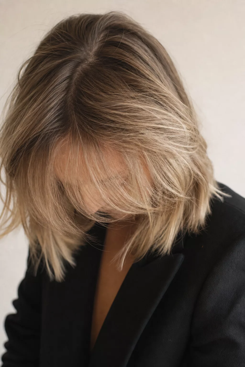 Lob Cut mit leichtem Wispy-Pony in Bewegung