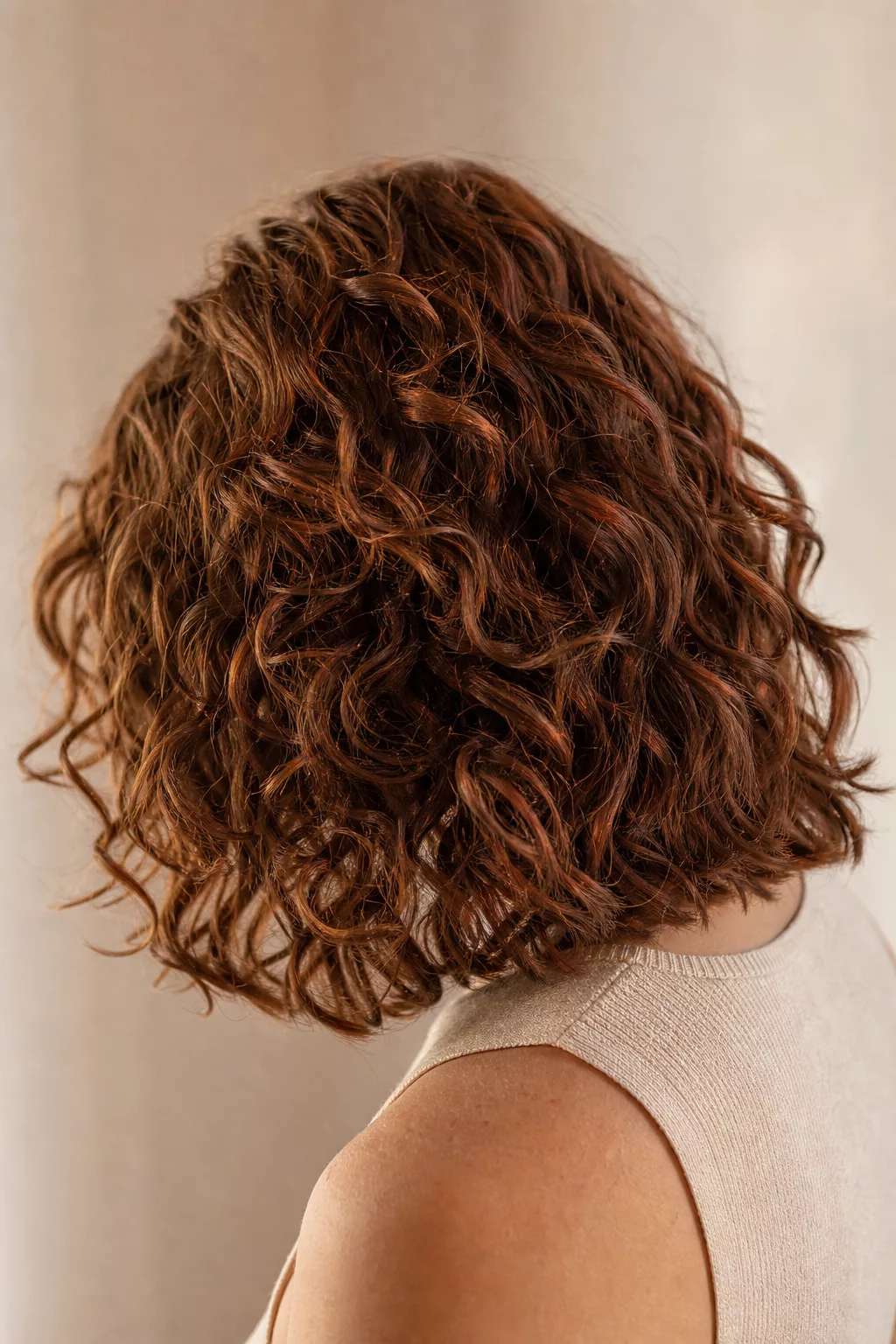 Natürlich lockiger Long Bob mit sichtbarem Schwung