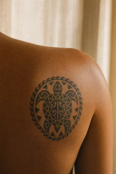 Schulter-Tattoo mit Schildkröten-Symbol für Familie und Schutz
