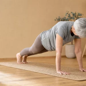 Frau ab 50 macht Muskelaufbau-Training im Wohnzimmer