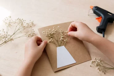 Muttertagskarte mit Trockenblumen wird gebastelt