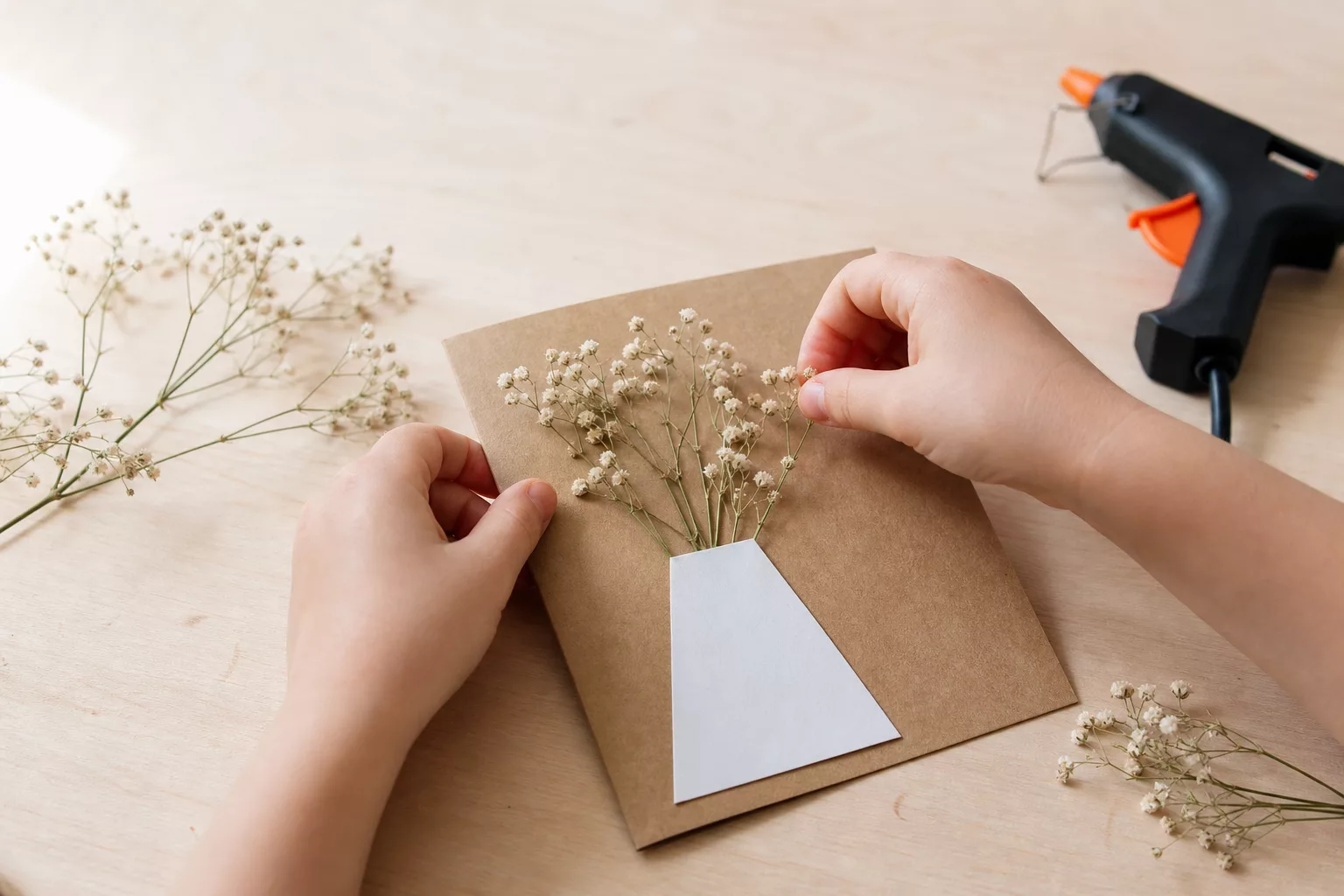 Muttertagskarte mit Trockenblumen wird gebastelt