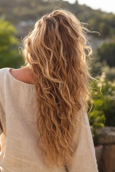 Lange Naturlocken im lässigen Beach-Waves-Look von hinten