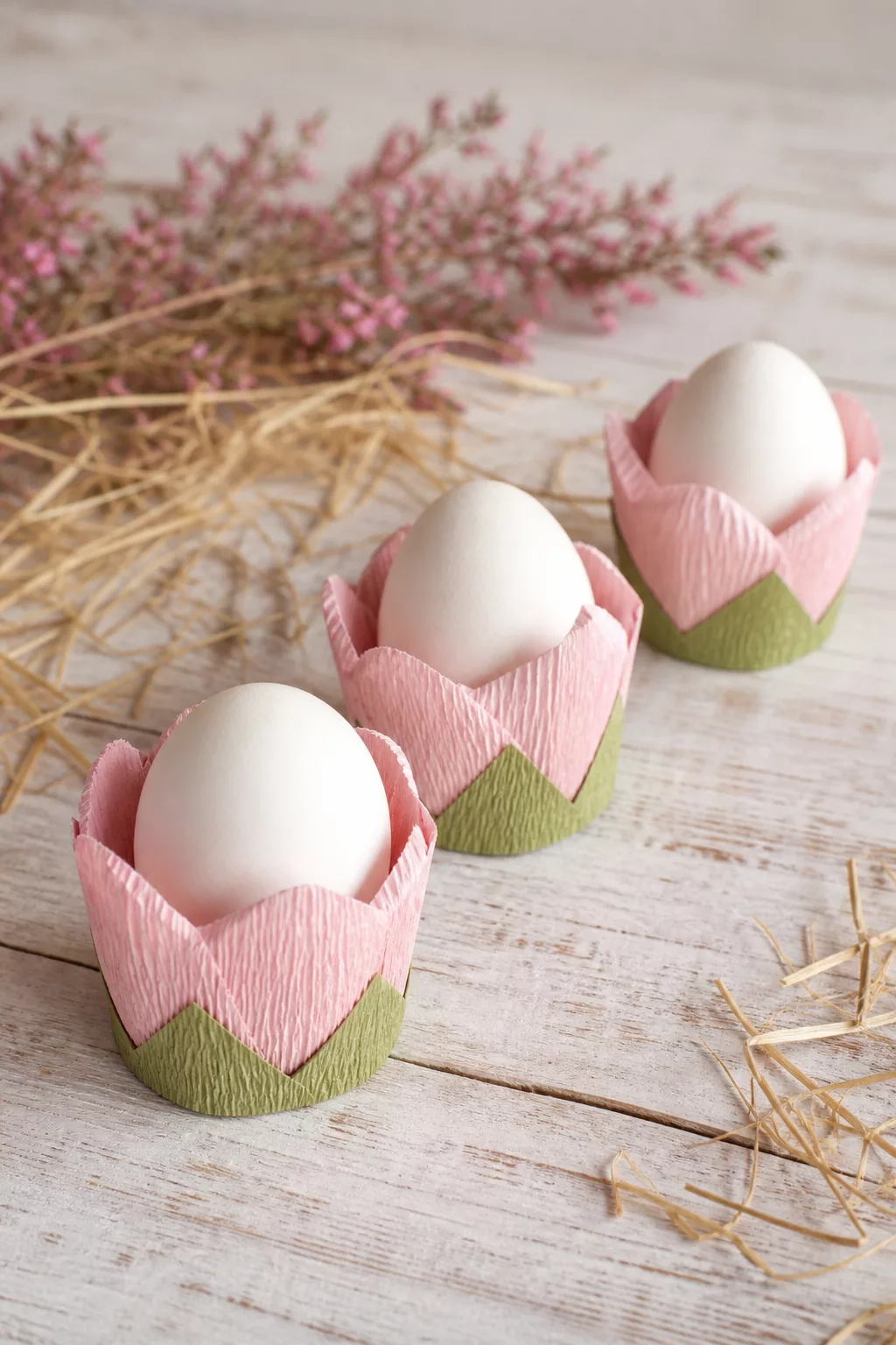 Osterbasteln für Senioren: Eierbecher aus rosa Krepppapier
