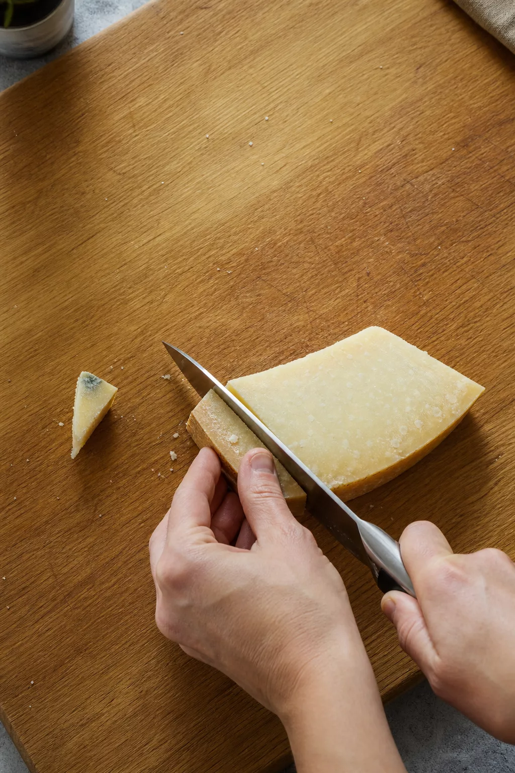 Schimmligen Teil vom Parmesan großzügig wegschneiden