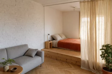 Podestbett als Raumteiler in einer kleinen Einraumwohnung