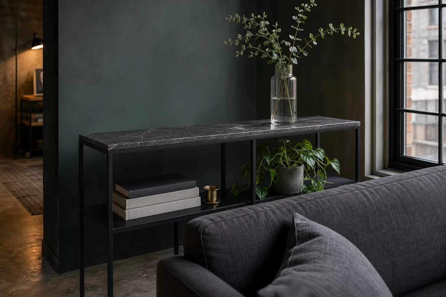 Schwarzes Metallregal mit Marmorplatte hinter grauem Sofa