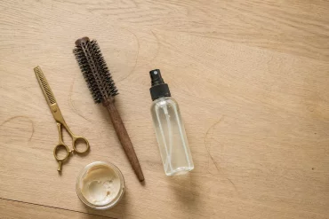 Styling-Werkzeuge für den Shixie Cut im Flatlay