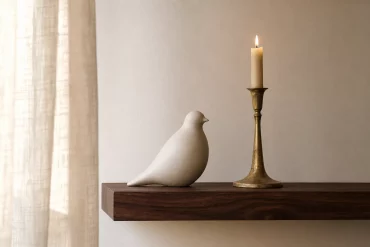 Sideboard-Styling mit Keramikvogel und Messingkerzenleuchter