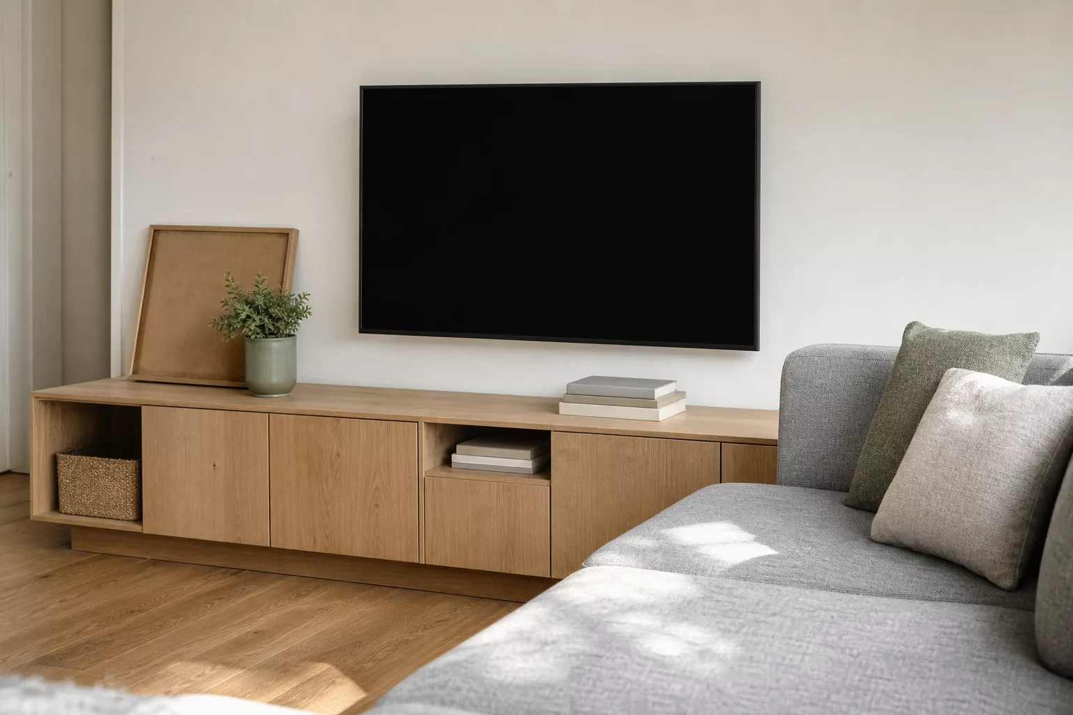 Ecksofa vor TV-Wand mit cleverem Stauraum