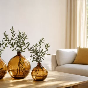 Sommerliches Wohnzimmer mit Bernsteinglas-Vasen als Sommer-Interior-Trend 2026
