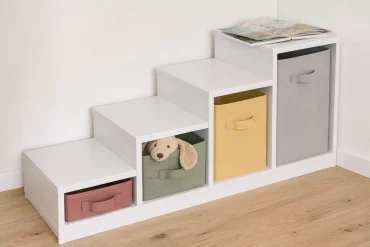 Trofast-Stufenregal mit bunten Aufbewahrungsboxen
