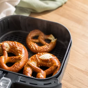 Goldbraune TK Brezeln im Airfryer backen, frisch gebacken im Korb