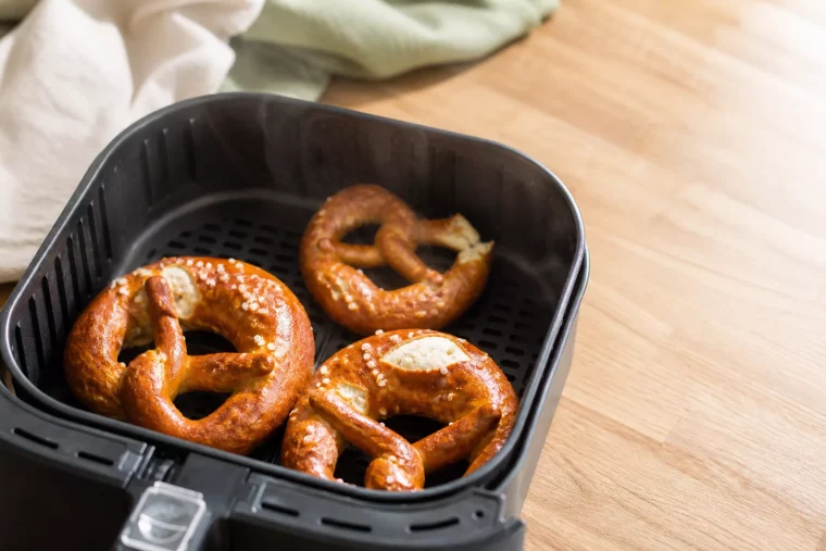 Goldbraune TK Brezeln im Airfryer backen, frisch gebacken im Korb