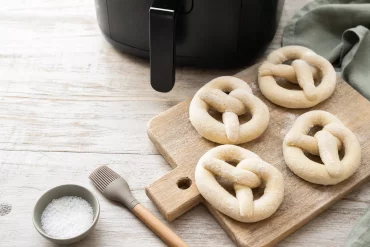 Tiefkühl-Brezeln und Zutaten für Airfryer bereitgestellt