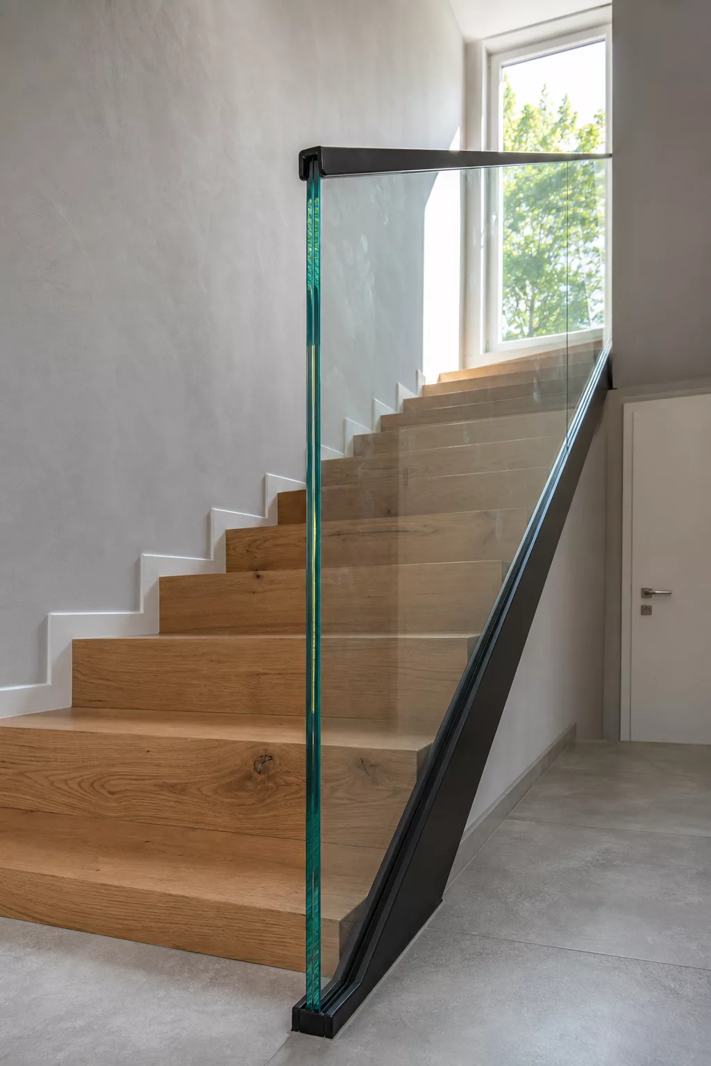 Treppengeländer aus Sicherheitsglas mit schwarzem Metallrahmen