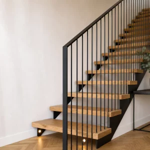 Absturzsicherung Treppe mit modernem Metallgeländer und Holzstufen