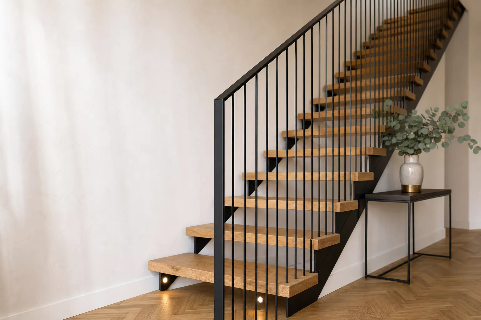 Absturzsicherung Treppe mit modernem Metallgeländer und Holzstufen
