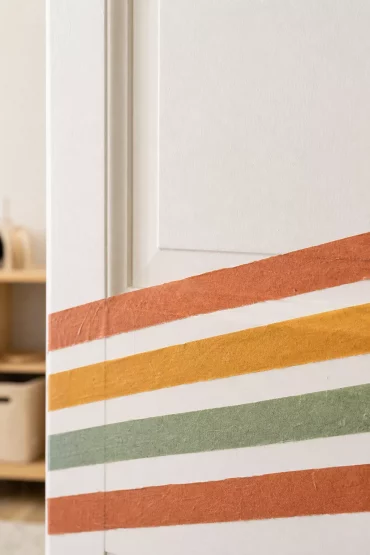 Bunte Washi-Tape-Streifen verschönern eine alte Innentür