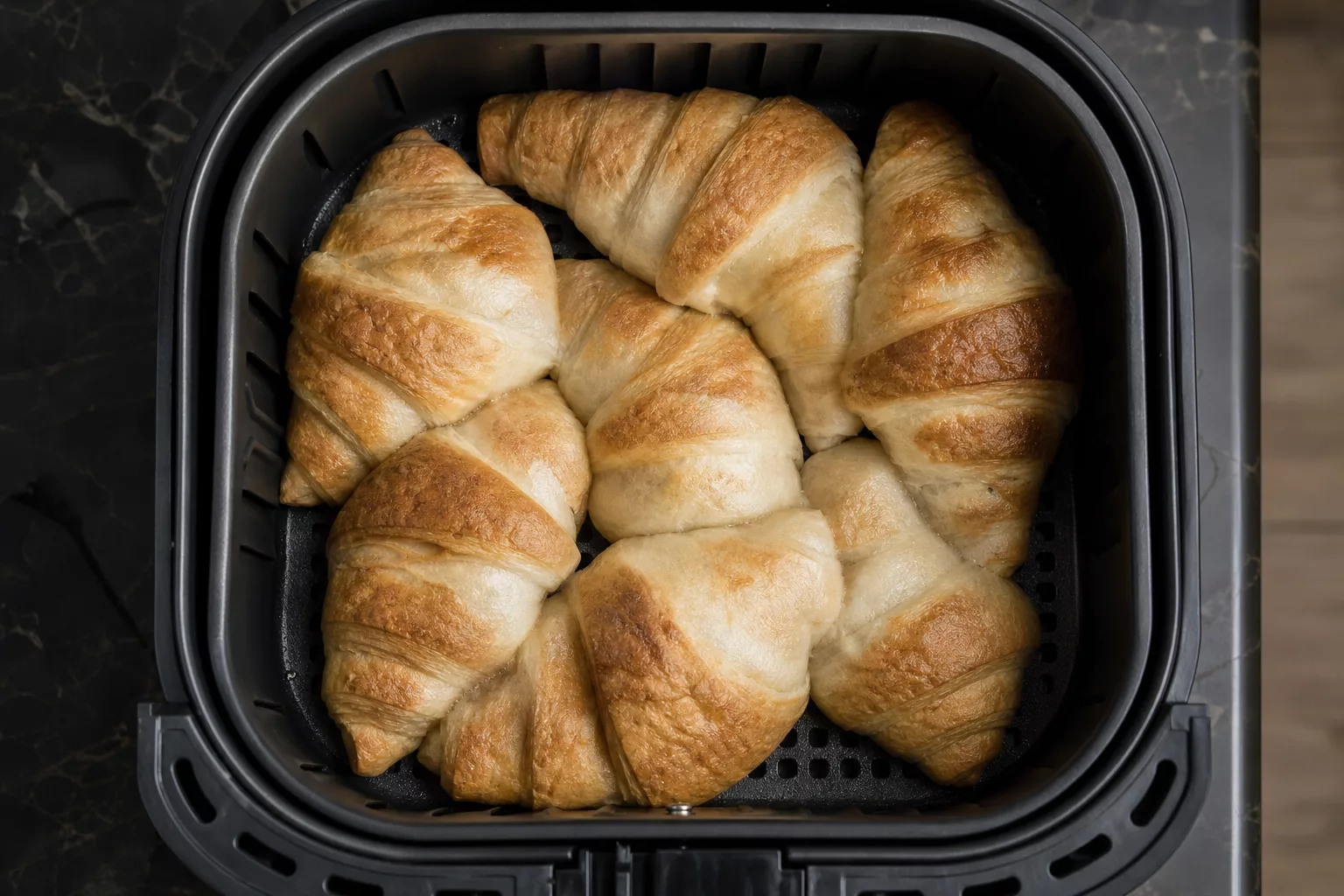 Zu eng liegende Croissants im überladenen Korb