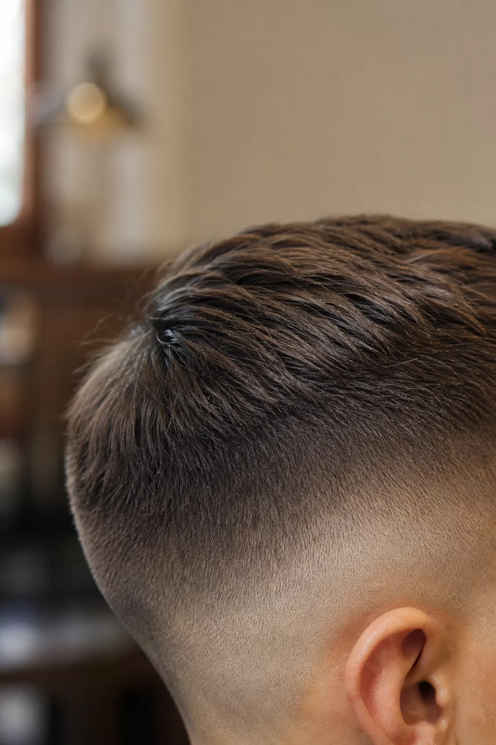 Nahaufnahme eines Fade-Haarschnitts bei einem Jungen