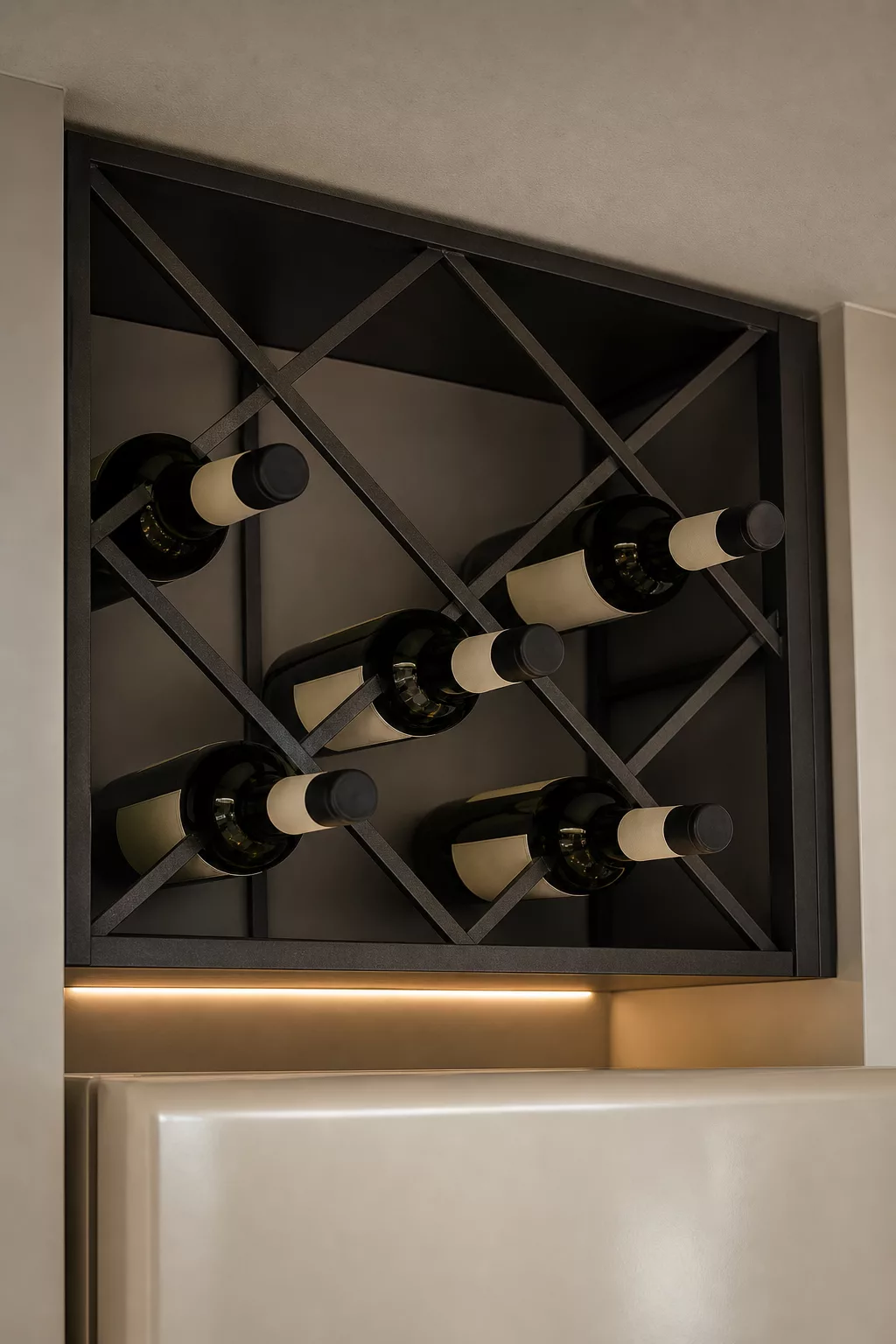 Eingebautes Weinregal über dem Kühlschrank mit Flaschen