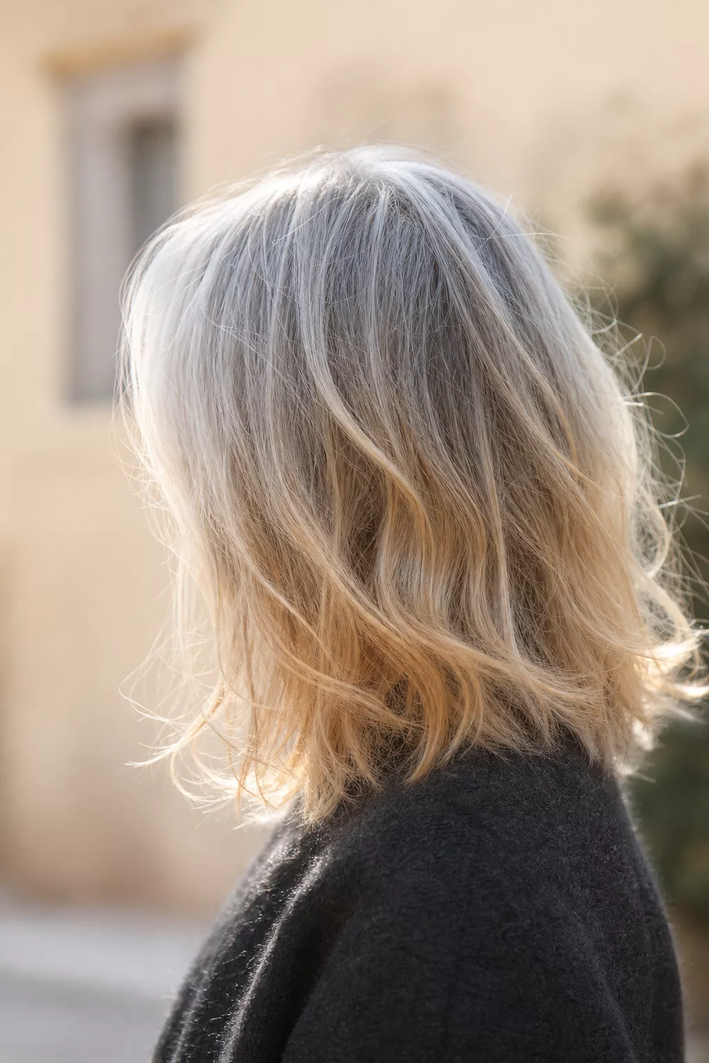 Balayage in weißem Haar mit weichem, natürlichem Verlauf im Sonnenlicht