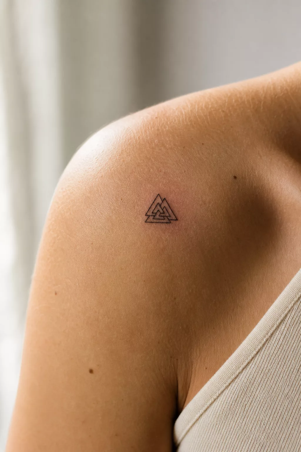 Nahaufnahme eines feinen Wikinger-Symbol-Tattoos auf der Schulter