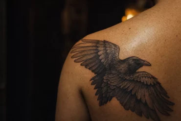 Rabentattoo als Wikinger-Symbol auf der Schulter