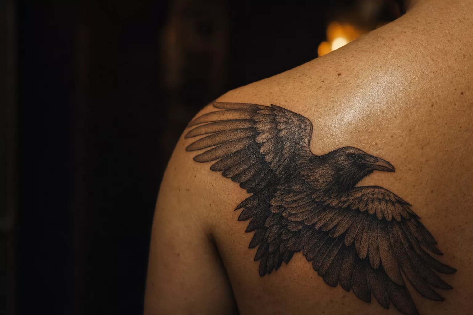 Rabentattoo als Wikinger-Symbol auf der Schulter