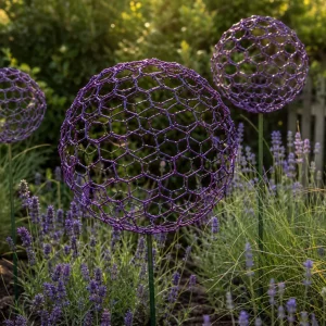 Allium aus Draht selber machen: violette Drahtkugeln im Gartenbeet